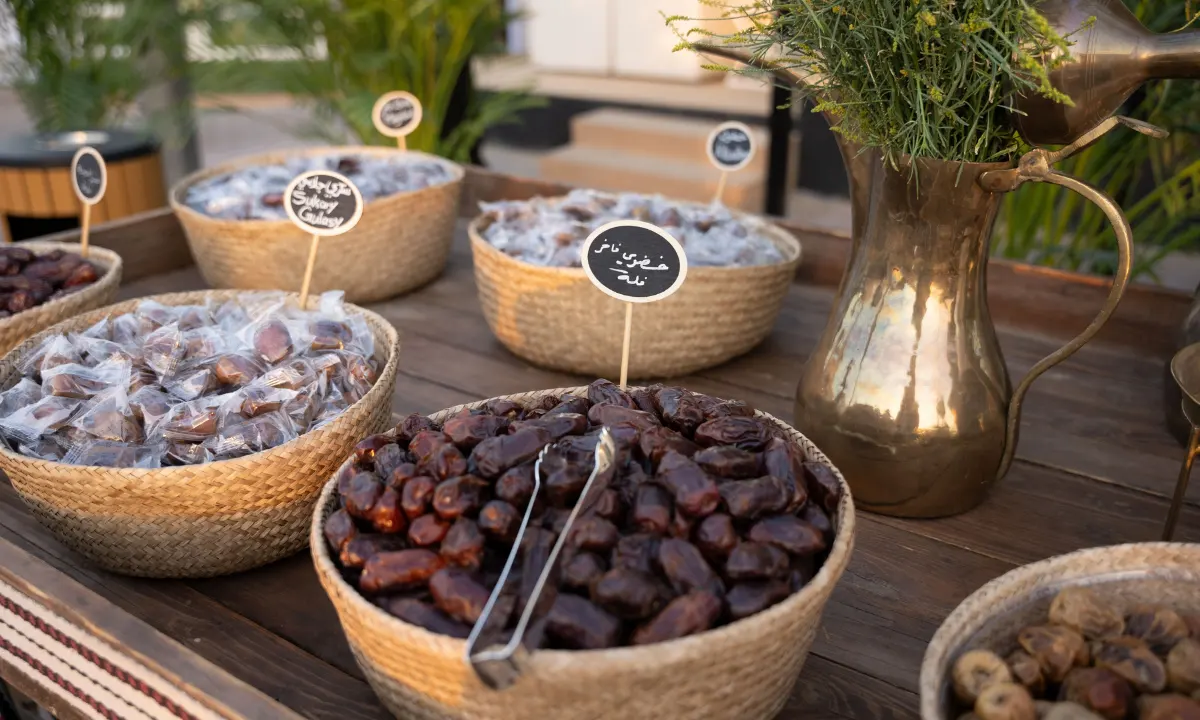 15 Best Types of Dates: Flavor, Nutrition & How to Use Them