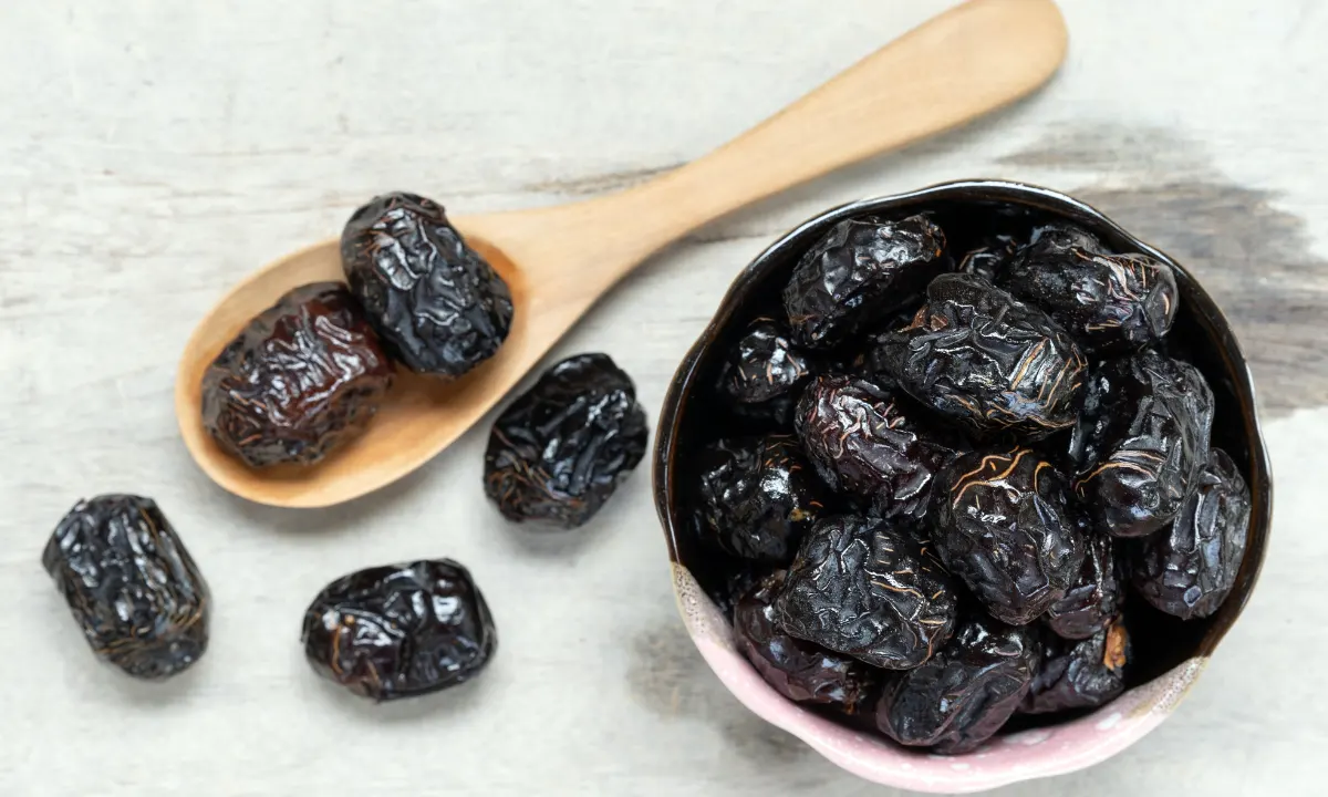 Ajwa Dates Benefits: Nutrition, Health Uses & Tradition